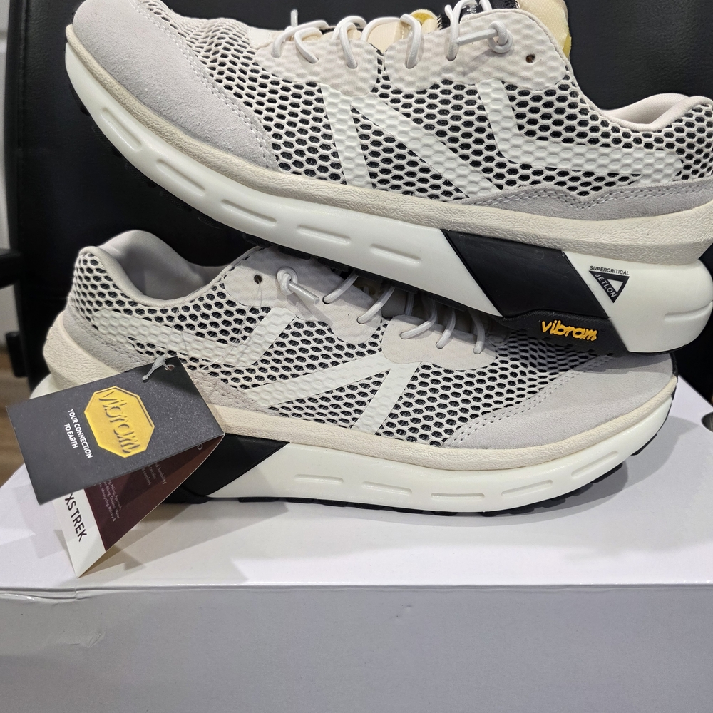 8.5m Brandblack BRAND NEW Cream and Black Patterned Sneakers With Box